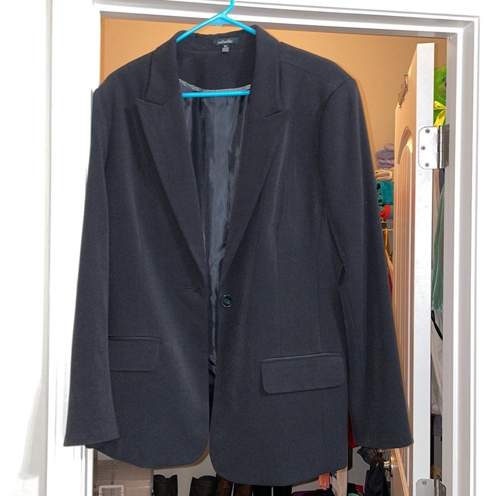 Black woman’s jacket. Rafaella, size 16. One button.